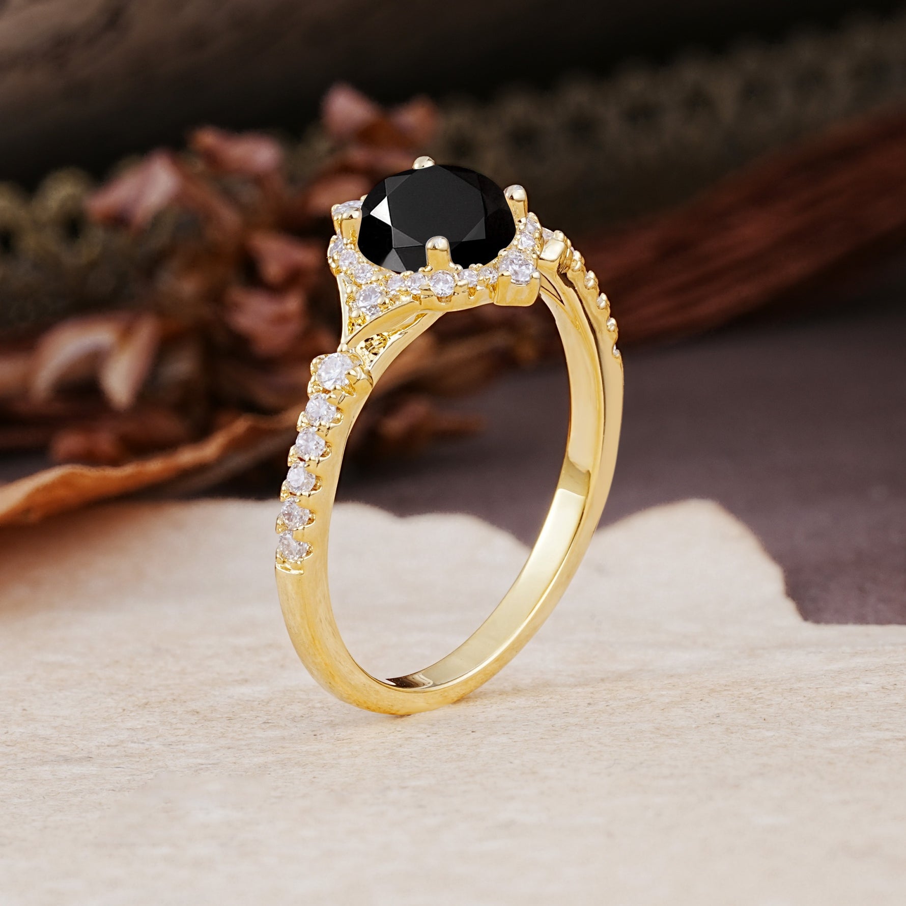 Luxurious Vintage 4-Prong Round Cut Black Onyx Engagement Ring - Additional view