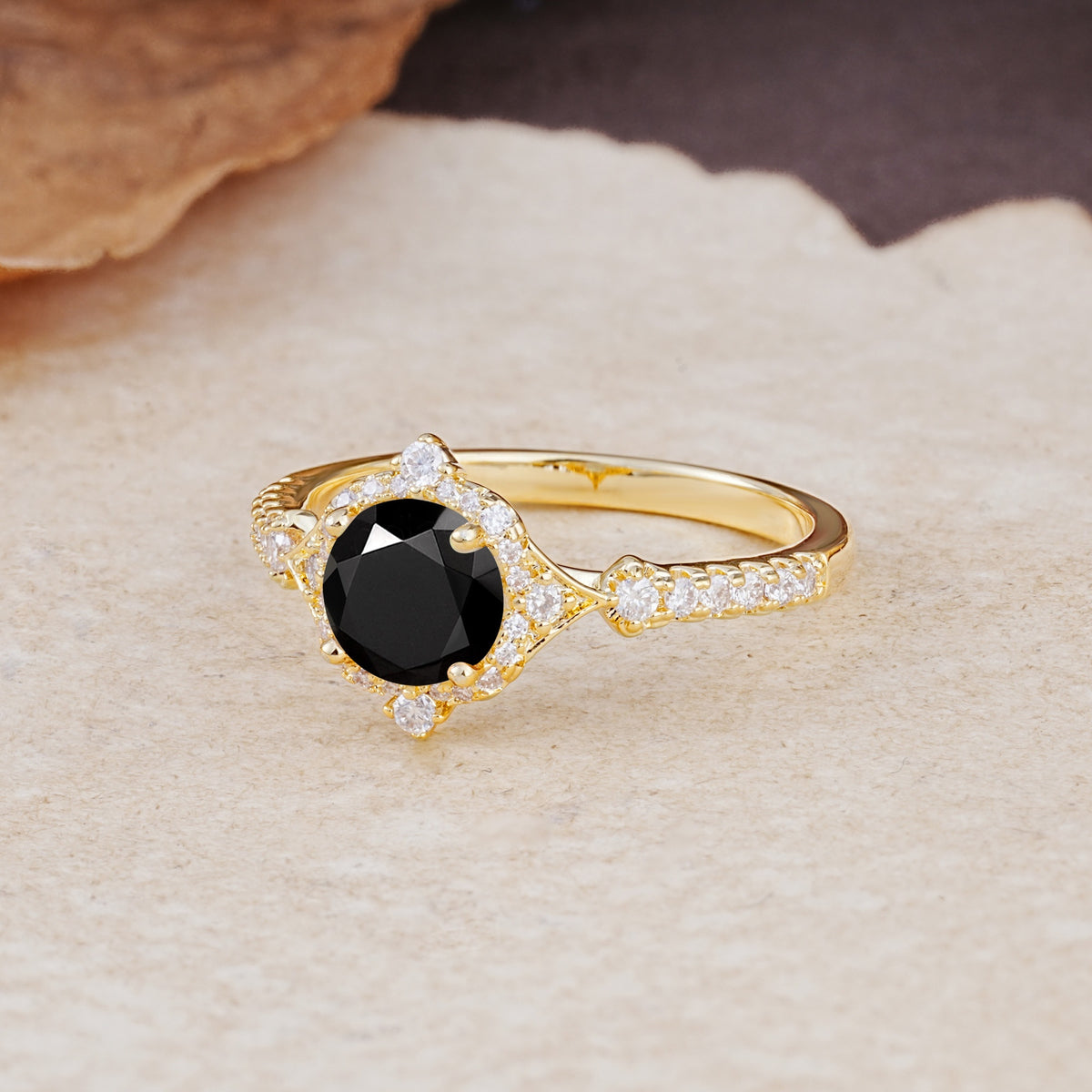 Luxurious Vintage 4-Prong Round Cut Black Onyx Engagement Ring - Additional view
