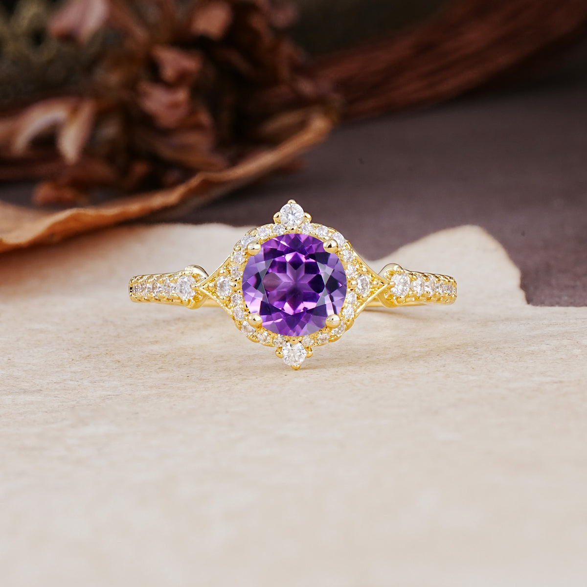 Luxurious Vintage 4-Prong Round Cut Amethyst Engagement Ring - Additional view