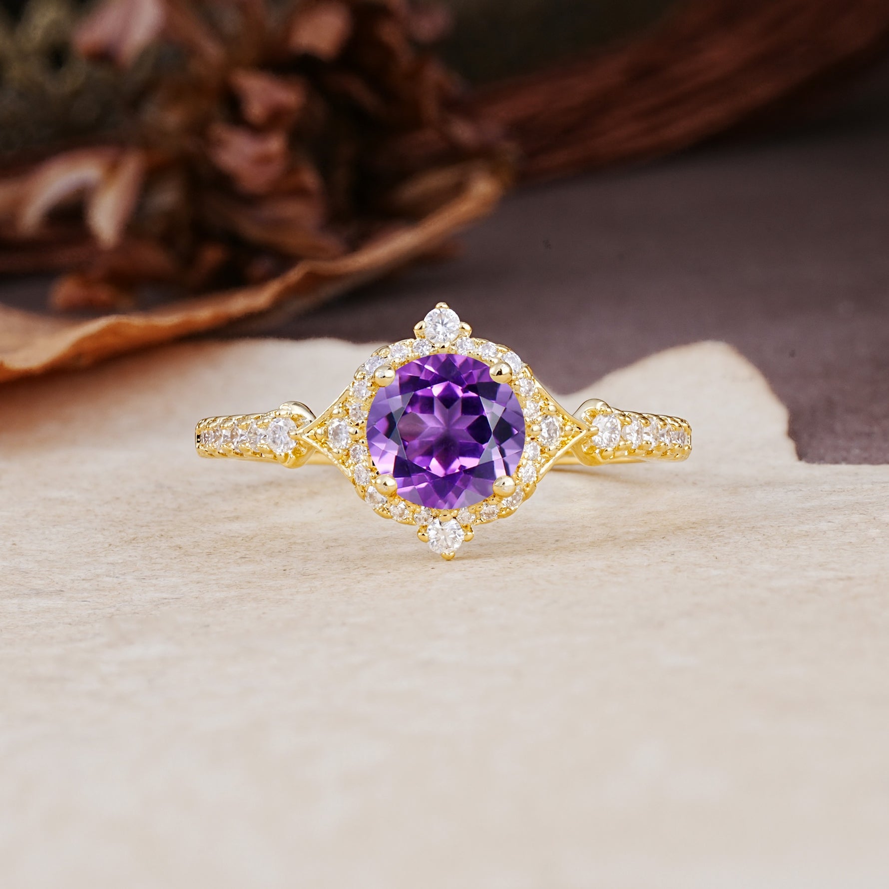 Luxurious Vintage 4-Prong Round Cut Amethyst Engagement Ring - Additional view
