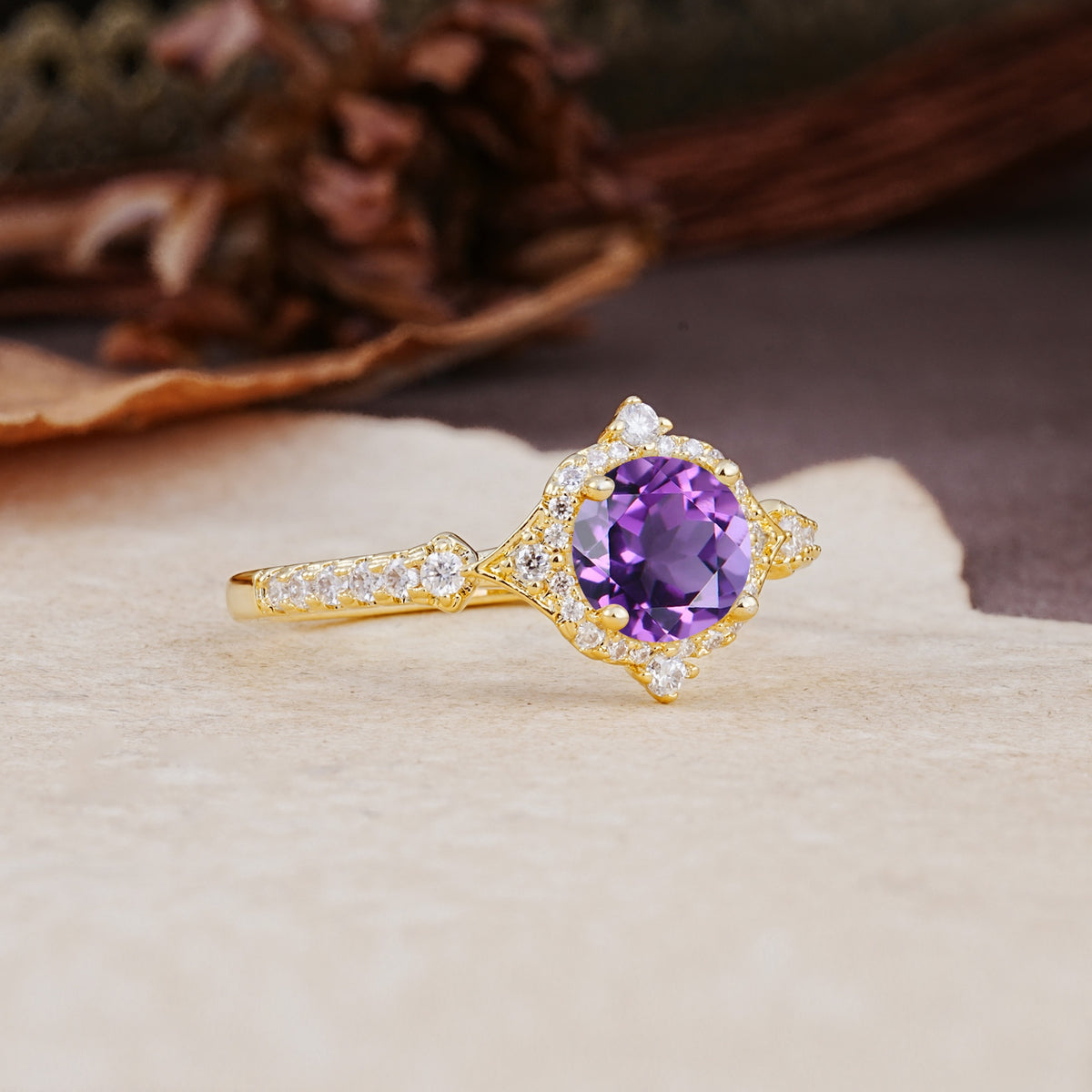 Luxurious Vintage 4-Prong Round Cut Amethyst Engagement Ring - Additional view