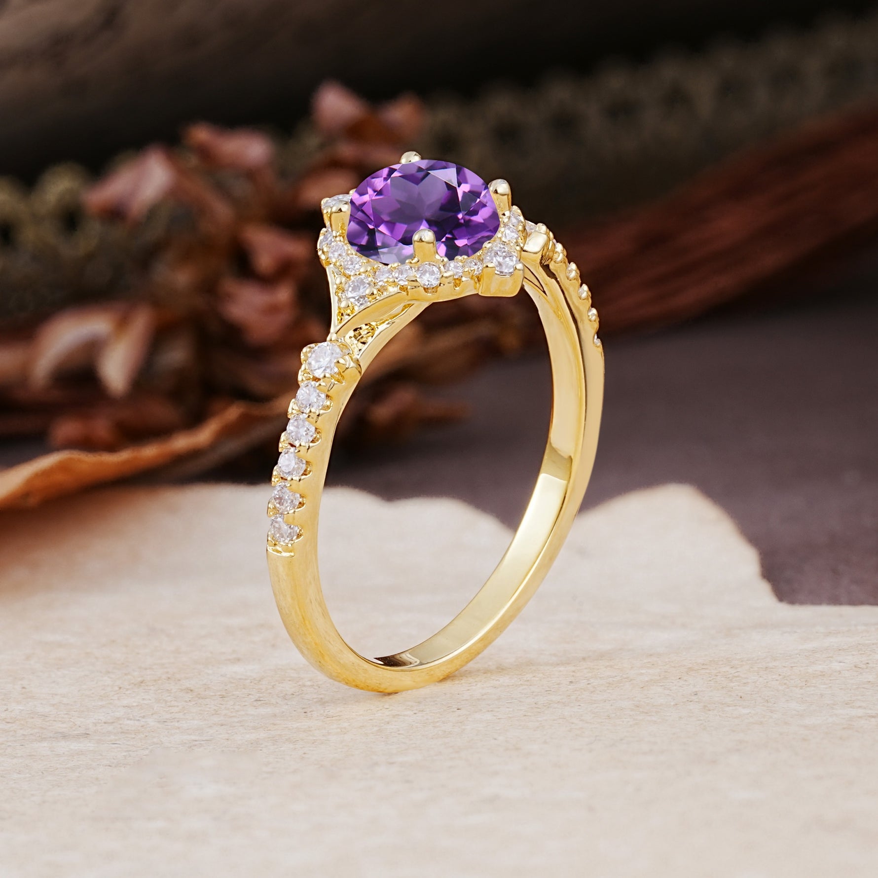 Luxurious Vintage 4-Prong Round Cut Amethyst Engagement Ring - Additional view