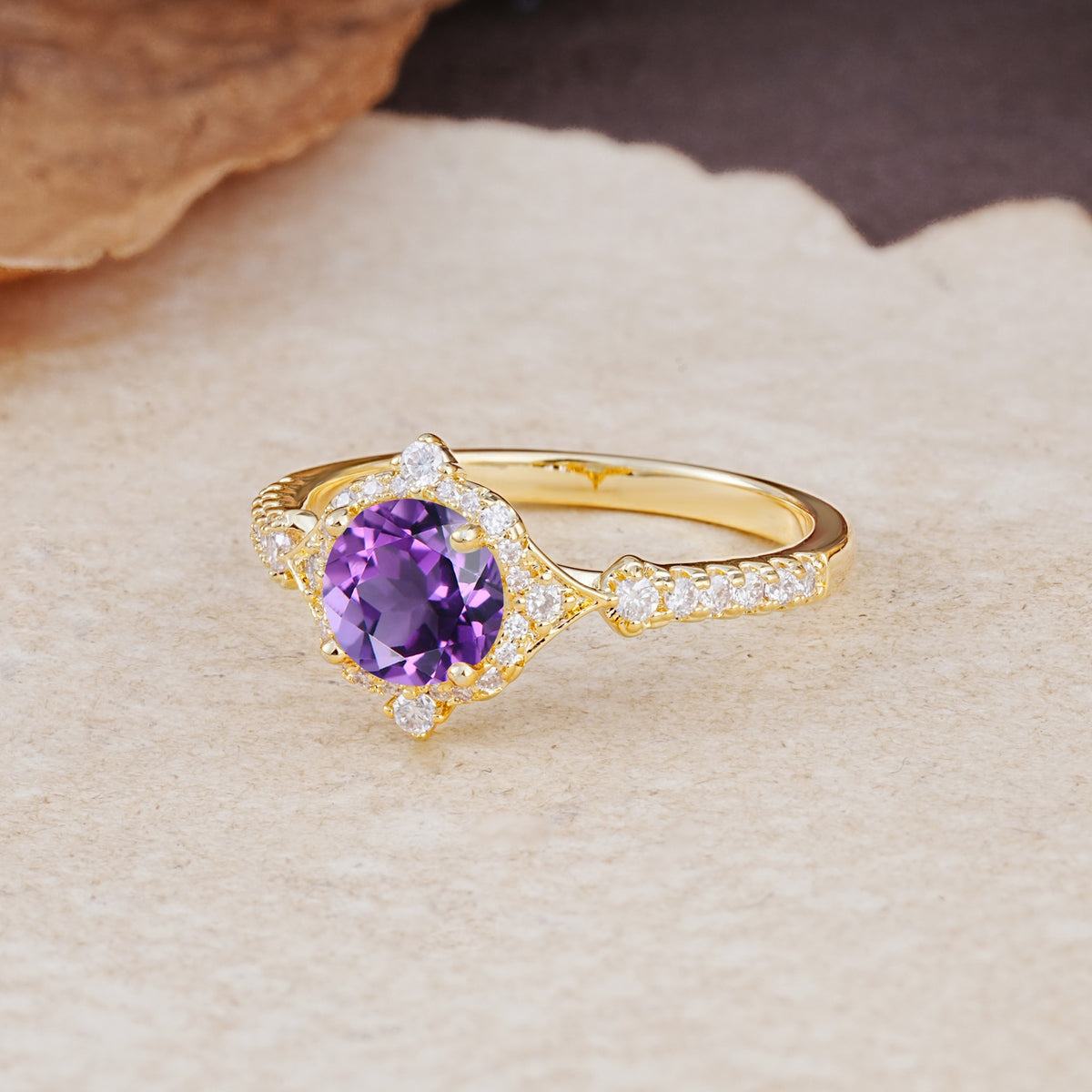 Luxurious Vintage 4-Prong Round Cut Amethyst Engagement Ring - Additional view