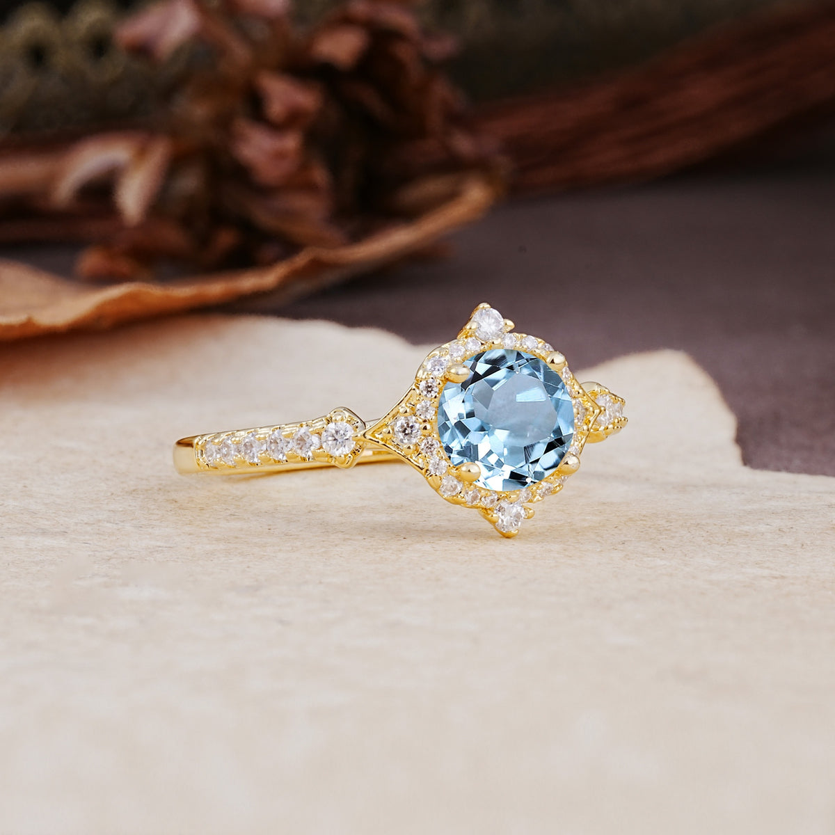 Luxurious Vintage 4-Prong Round Cut Aquamarine Engagement Ring - Additional view