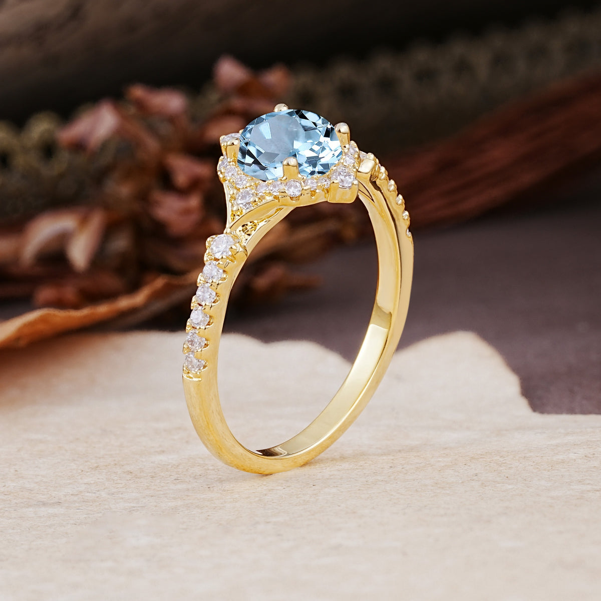 Luxurious Vintage 4-Prong Round Cut Aquamarine Engagement Ring - Additional view