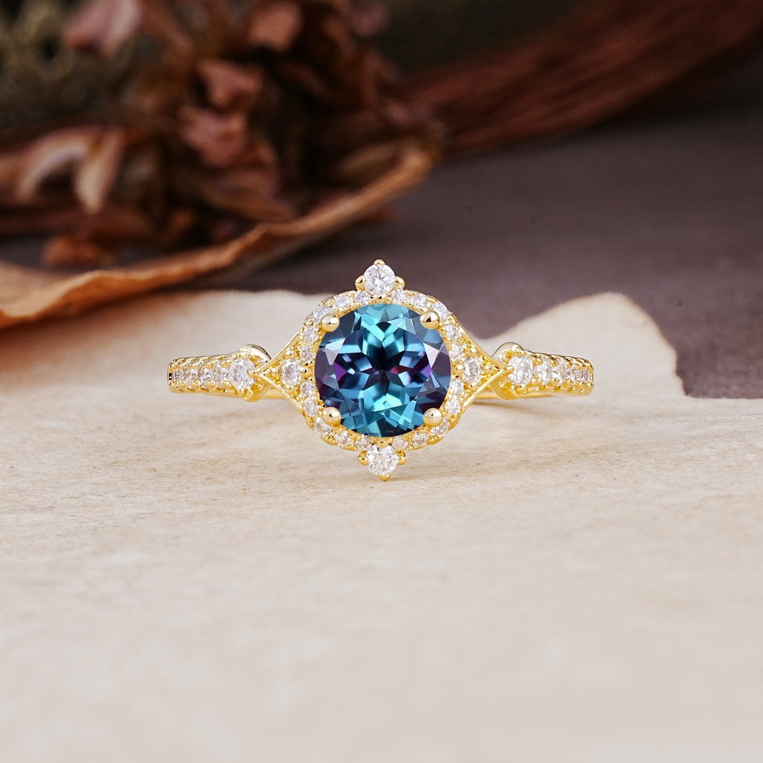 Luxurious Vintage 4-Prong Round Cut Alexandrite Engagement Ring - Additional view