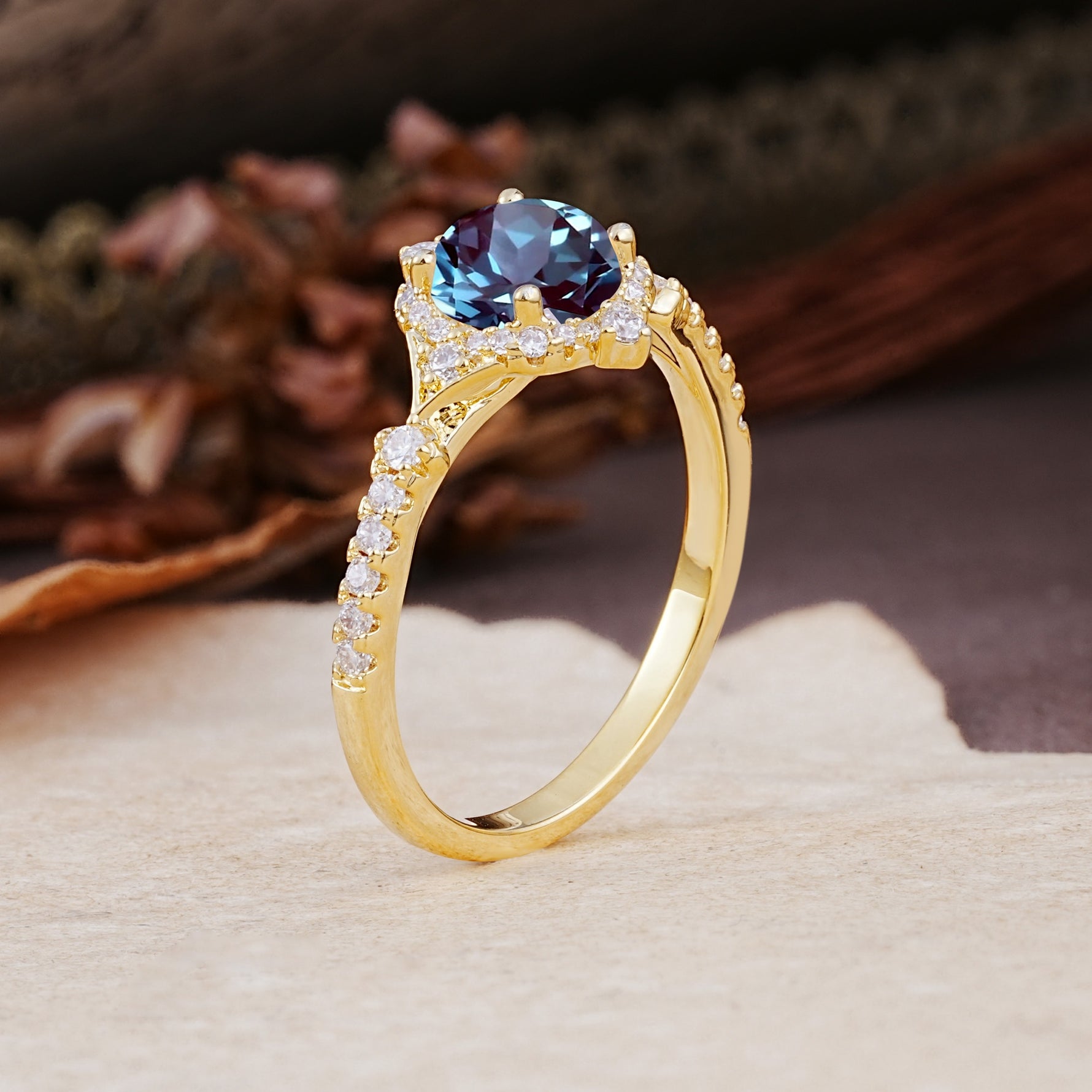 Luxurious Vintage 4-Prong Round Cut Alexandrite Engagement Ring - Additional view
