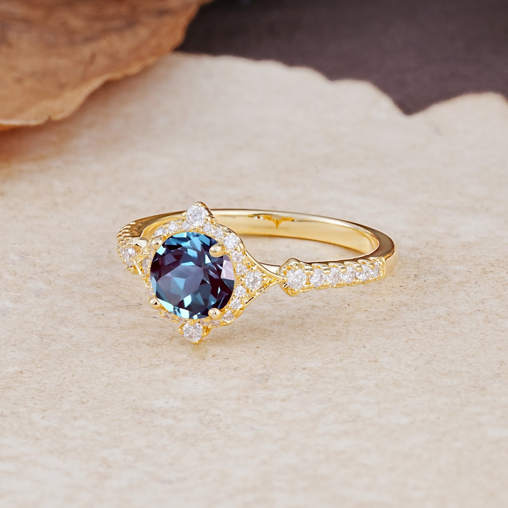 Luxurious Vintage 4-Prong Round Cut Alexandrite Engagement Ring - Additional view
