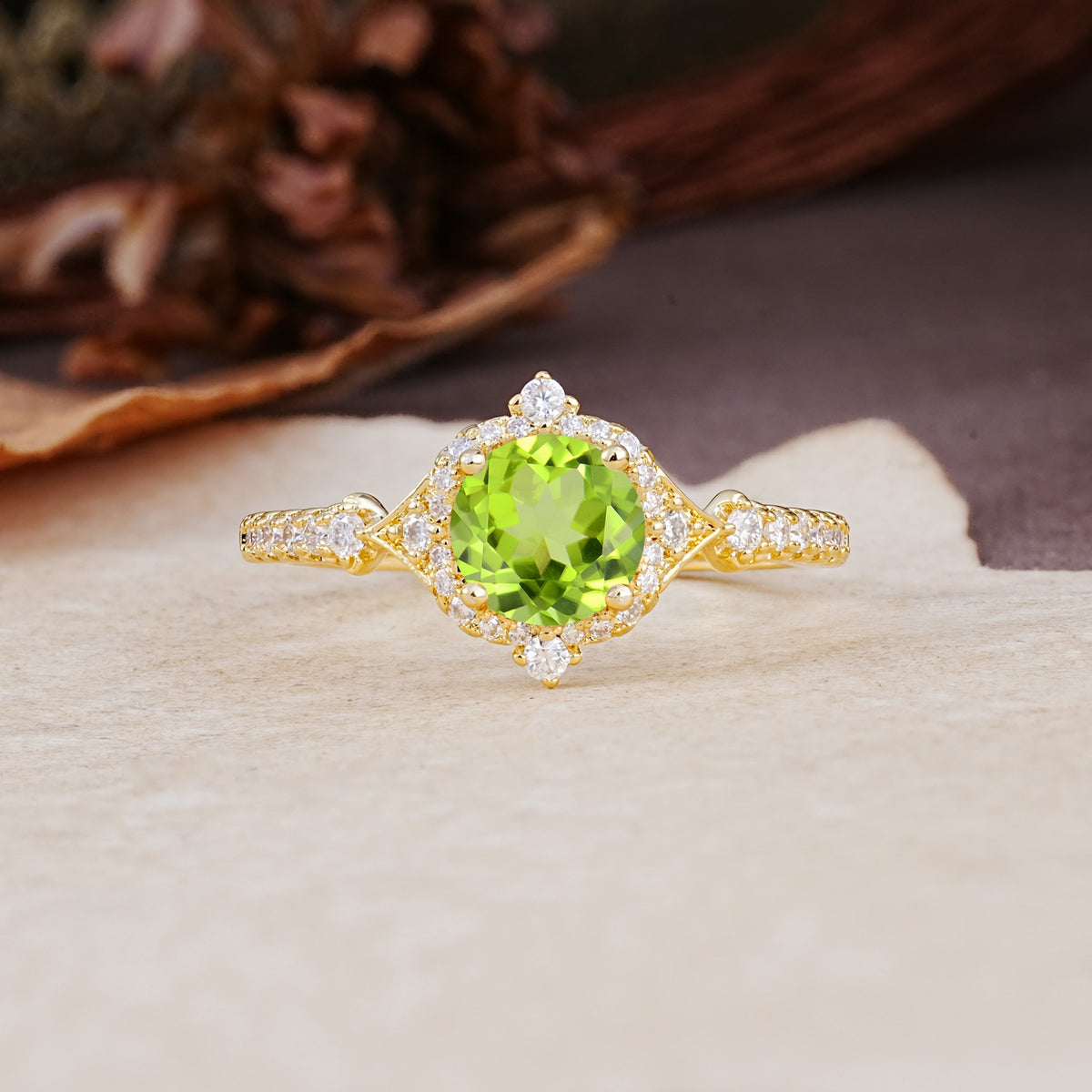 Luxurious Vintage 4-Prong Round Cut Peridot Engagement Ring - Additional view