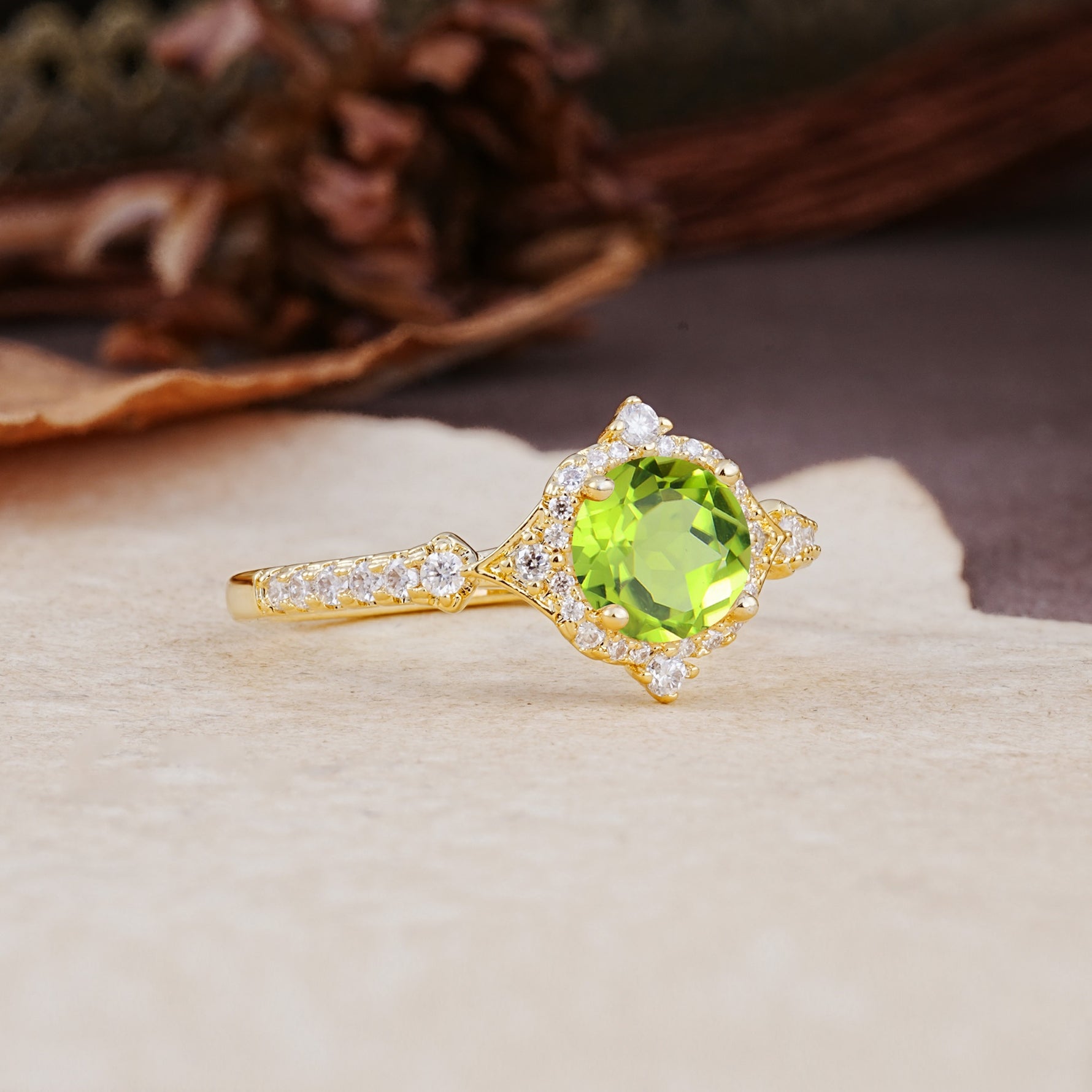 Luxurious Vintage 4-Prong Round Cut Peridot Engagement Ring - Additional view