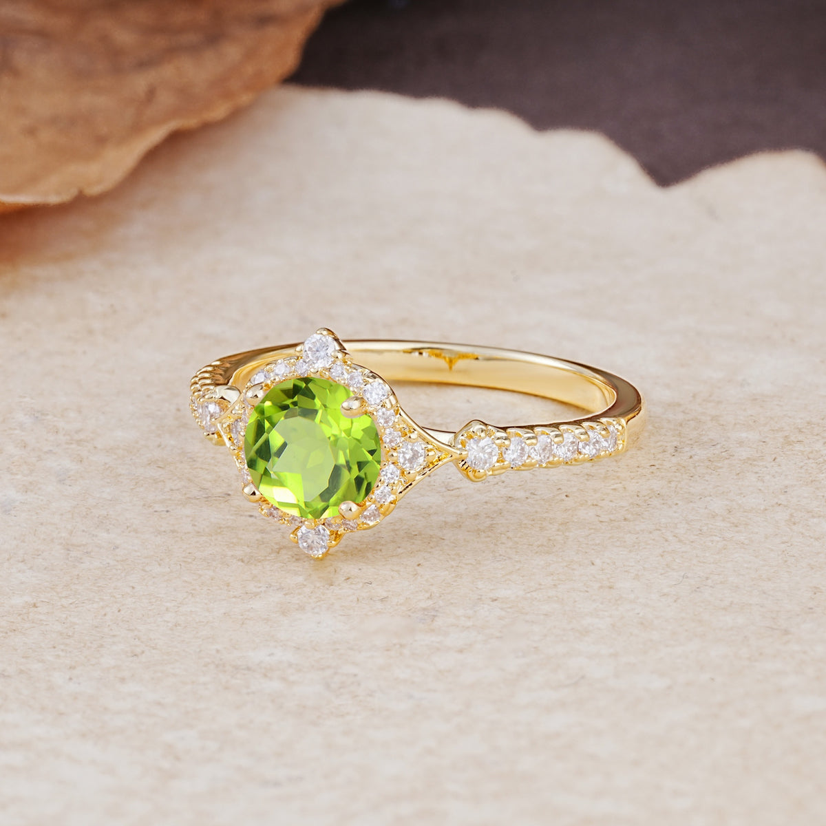 Luxurious Vintage 4-Prong Round Cut Peridot Engagement Ring - Additional view