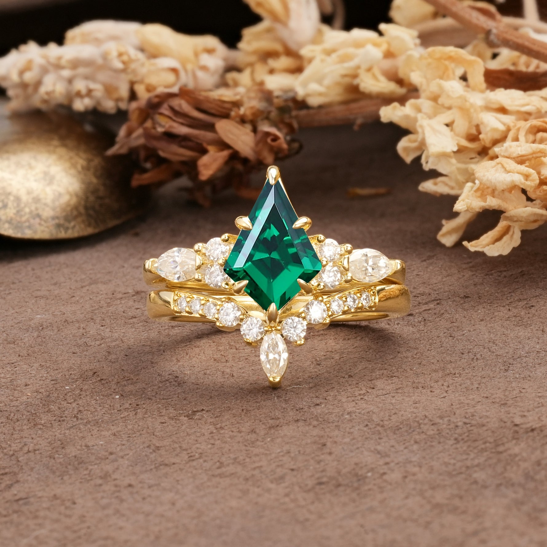 Vintage Milgrain Floral Kite Cut Emerald Bridal ring set - Yellow-Gold