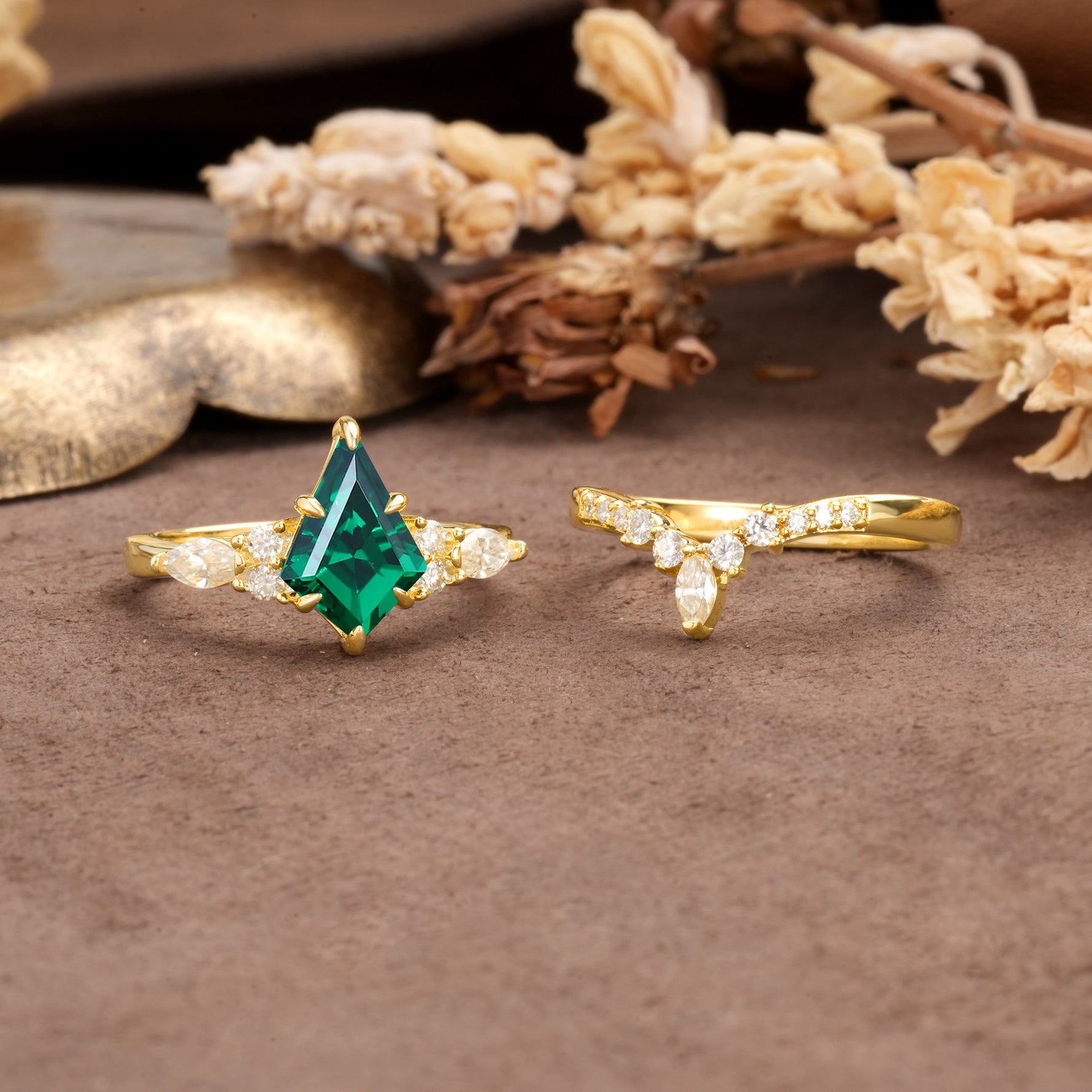 Vintage Milgrain Floral Kite Cut Emerald Bridal ring set - White-Gold