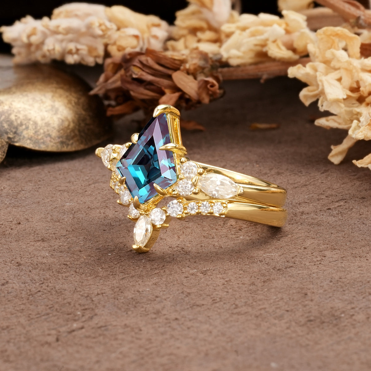 Vintage Milgrain Floral Kite Cut Alexandrite Bridal ring set - Rose-Gold