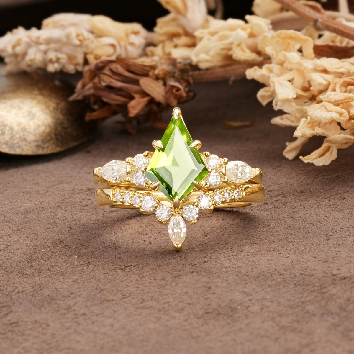 Vintage Milgrain Floral Kite Cut Peridot Bridal ring set - Yellow-Gold
