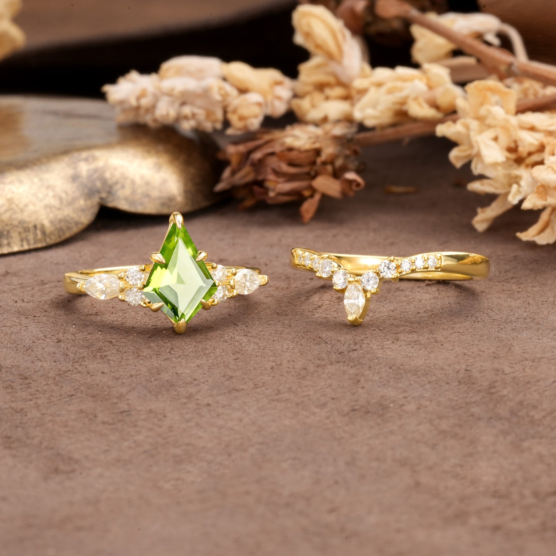 Vintage Milgrain Floral Kite Cut Peridot Bridal ring set - White-Gold