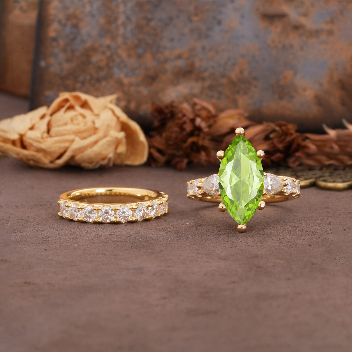 Luxurious Vintage 6-Prong Marquise Cut Peridot Couple Rings - Yellow-Gold