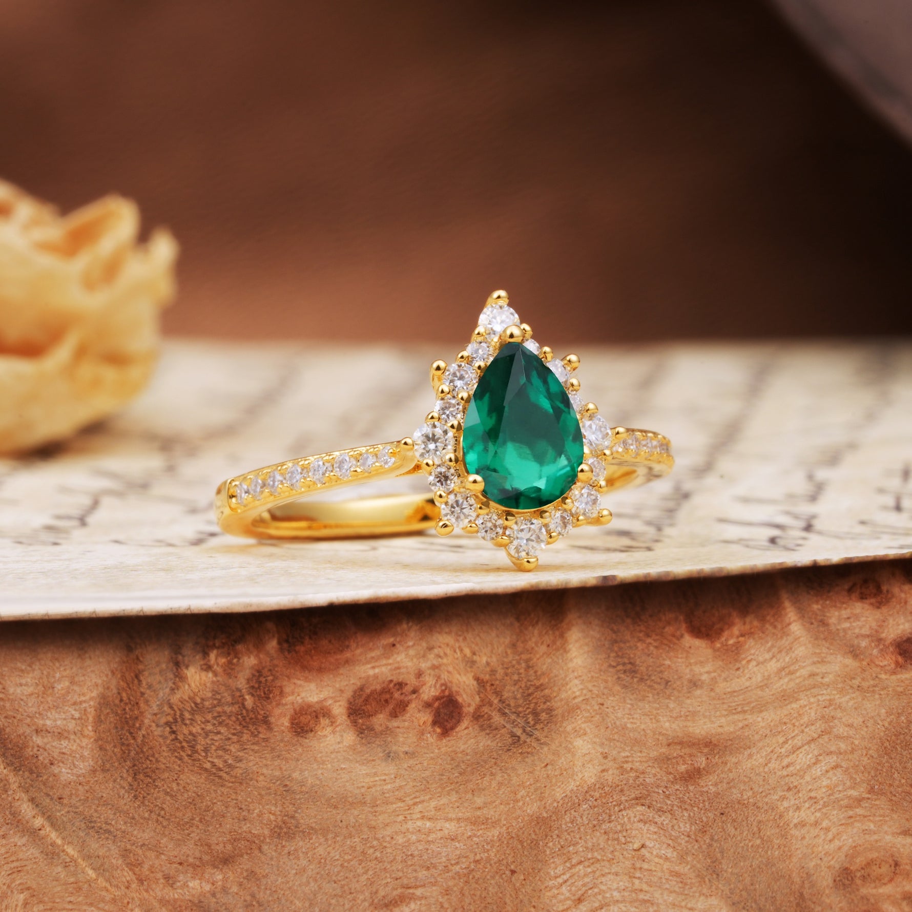 Vintage Classic 3-Prong Pear Cut Emerald Engagement Ring - Additional view
