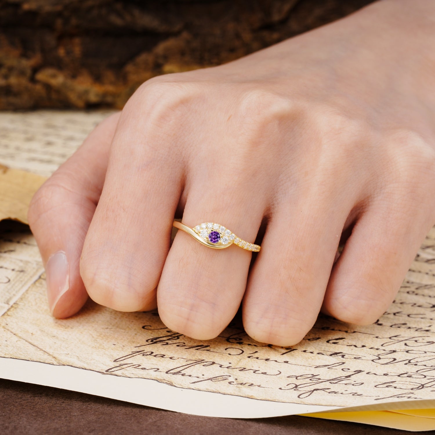 Classic Luxurious Vintage Devil's Eye 4-Prong Round Cut Amethyst Engagement Ring - Additional view