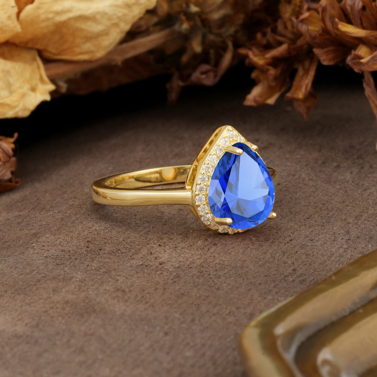 Luxurious 4-Prong Pear Cut Sapphire Engagement Ring - Additional view