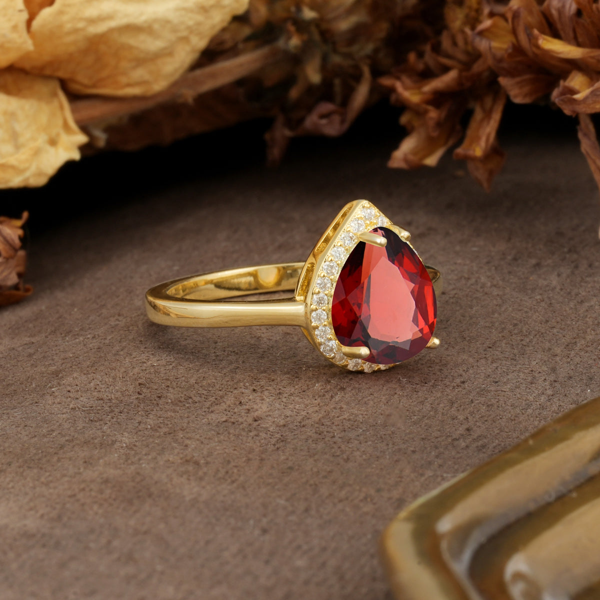 Luxurious 4-Prong Pear Cut Garnet Engagement Ring - Additional view