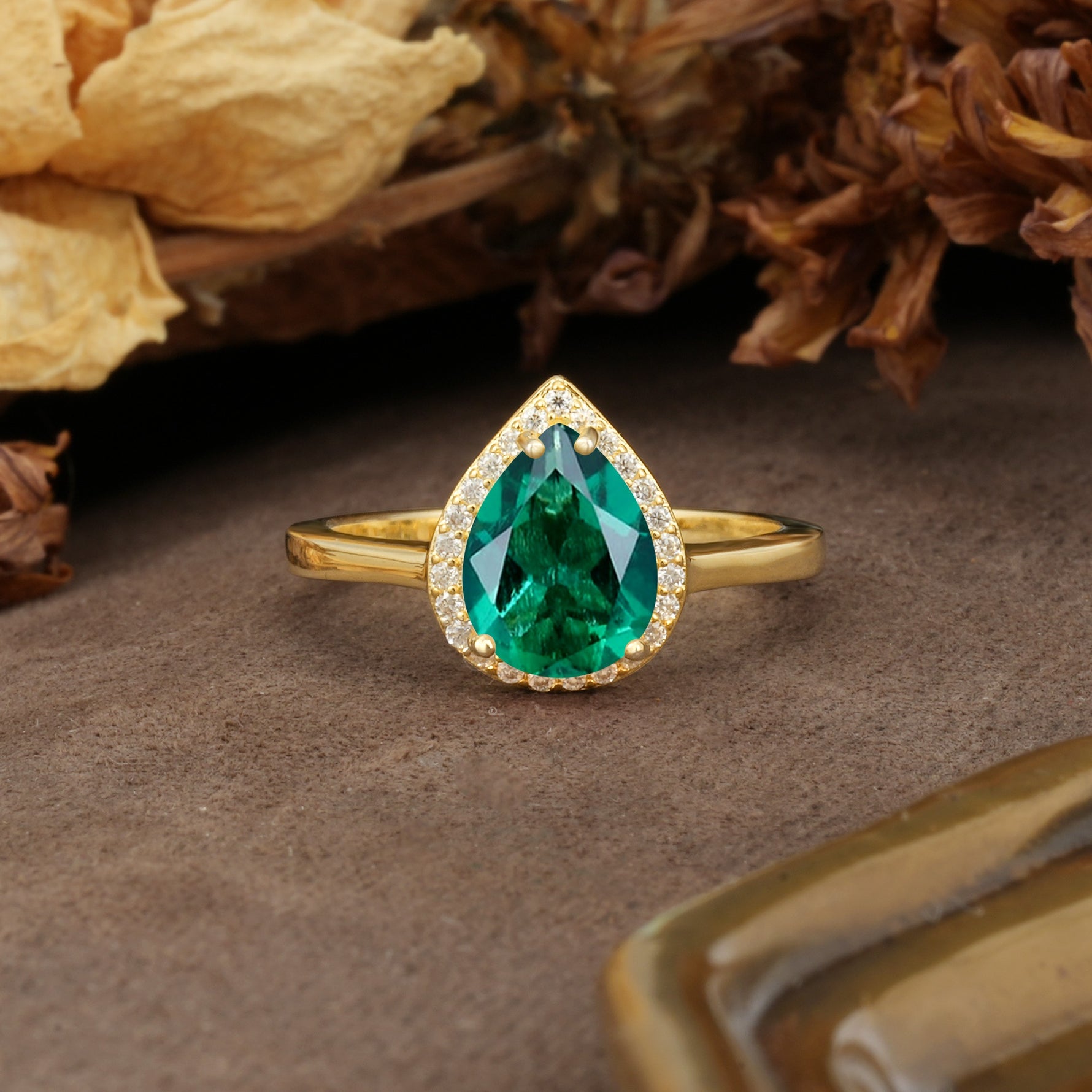 Luxurious 4-Prong Pear Cut Emerald Engagement Ring - Additional view