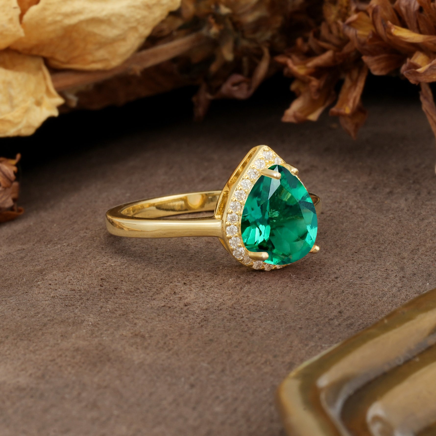 Luxurious 4-Prong Pear Cut Emerald Engagement Ring - Additional view