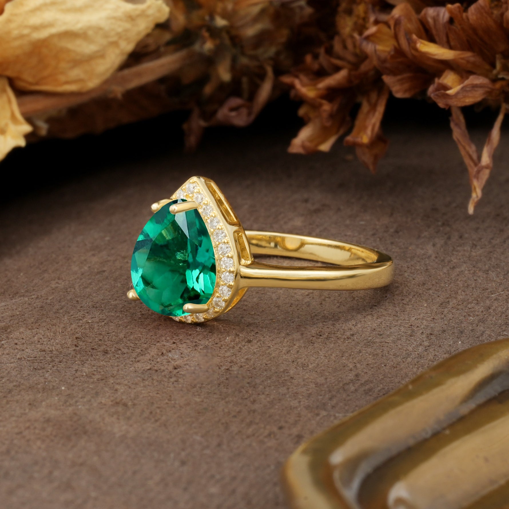 Luxurious 4-Prong Pear Cut Emerald Engagement Ring - Additional view