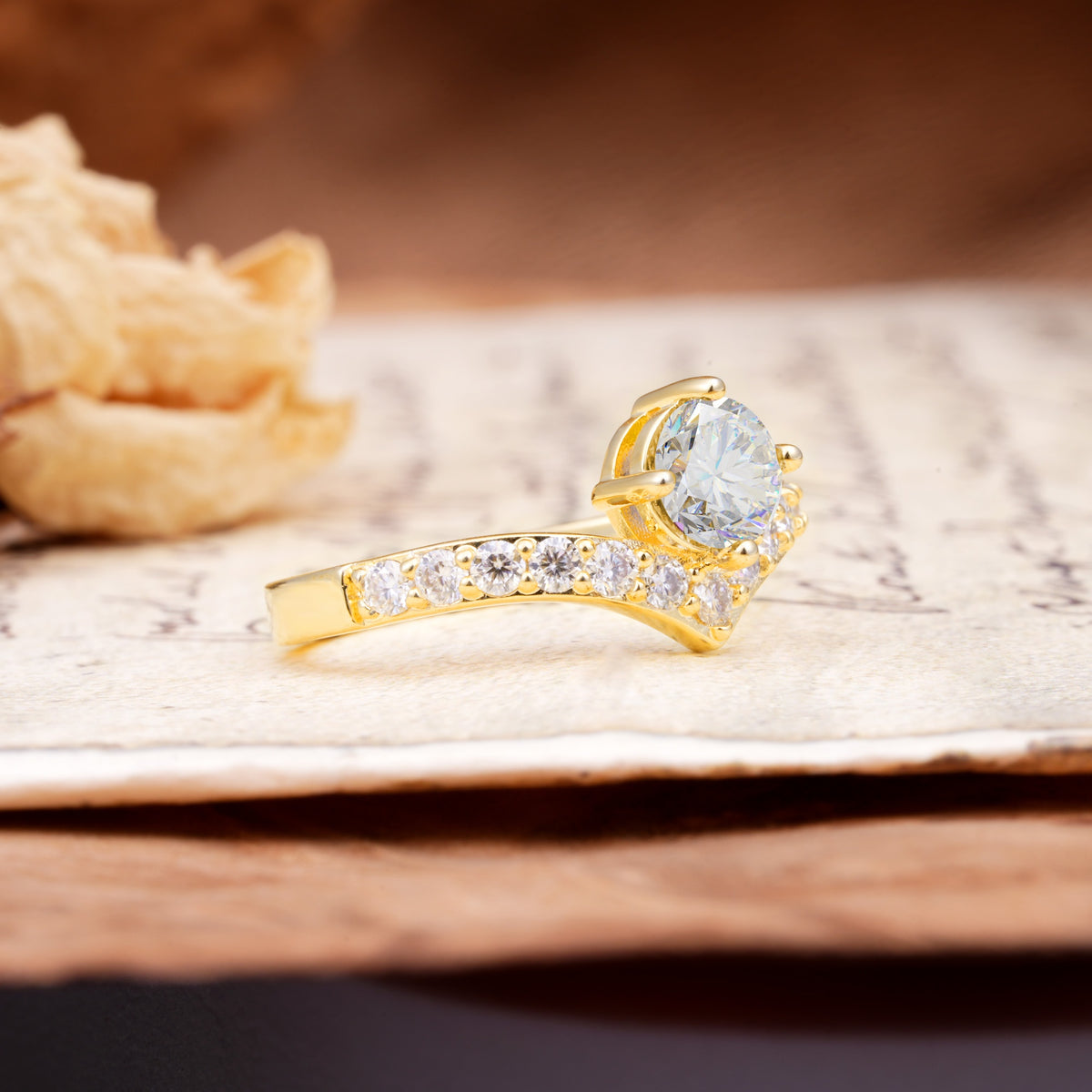Classic Retro 4-Prong Round Cut Moissanite Engagement Ring - Additional view